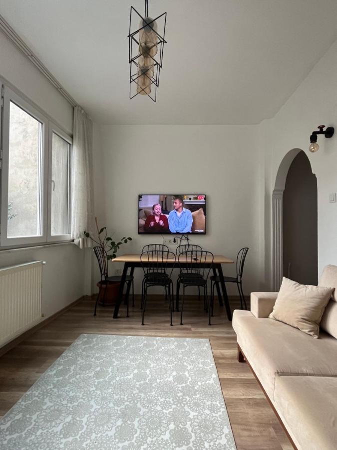 Apartamento Centrally Located, 2+1 House In Taksim, Cihangir Estambul Exterior foto